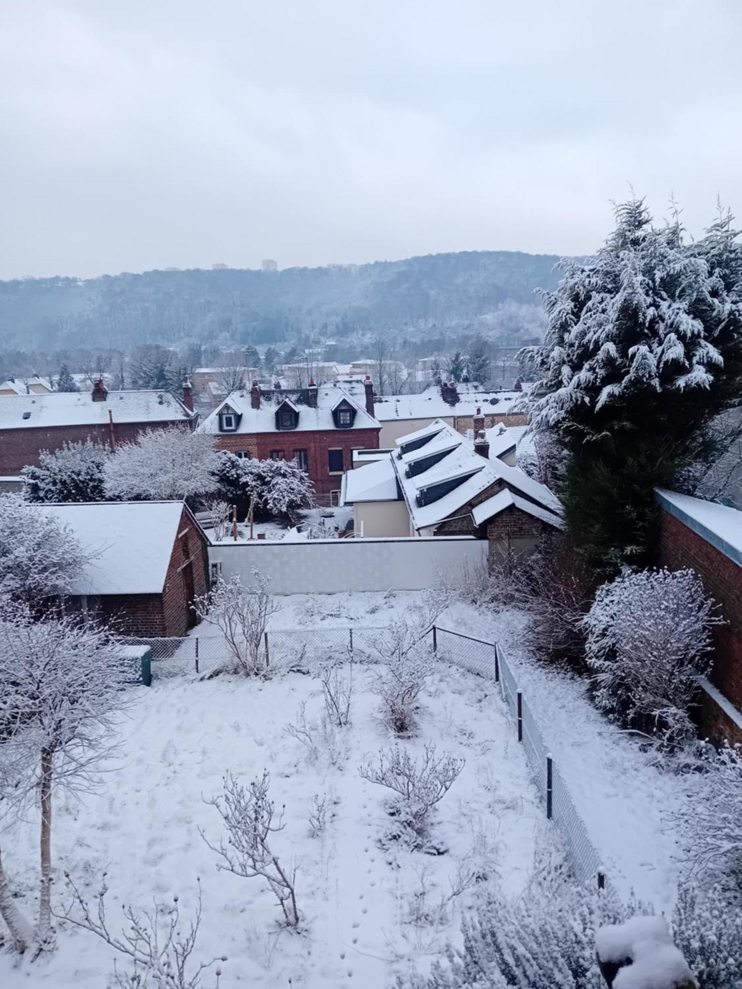 Le Nid Normand Avec Terrasse - Stationnement Facile Et Gratuit - 5 Min Seine Apartment Deville-les-Rouen Bagian luar foto
